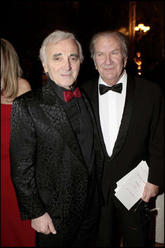 Charles Aznavour et Pierre Mondy - Soirée au château de Versailles au profit de la recherche contre le cancer.