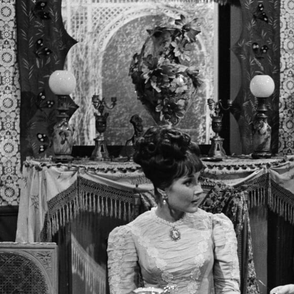 Archives - Pascale Roberts et Pierre Mondy sur le plateau de l'émission "L'école des vedettes". Le 2 juillet 1963. © Gérard Letellier via Bestimage