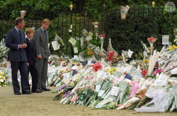 Le prince Charles, prince de Galles, Le prince Harry, duc de Sussex, prince William, duc de Cambridge, rendant hommage à Lady Diana le 5 septembre 1997 à Londres