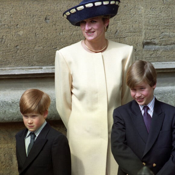 La princesse Diana, Le prince William, duc de Cambridge, Le prince Harry, duc de Sussex, en 1992 dans le château de Windsor