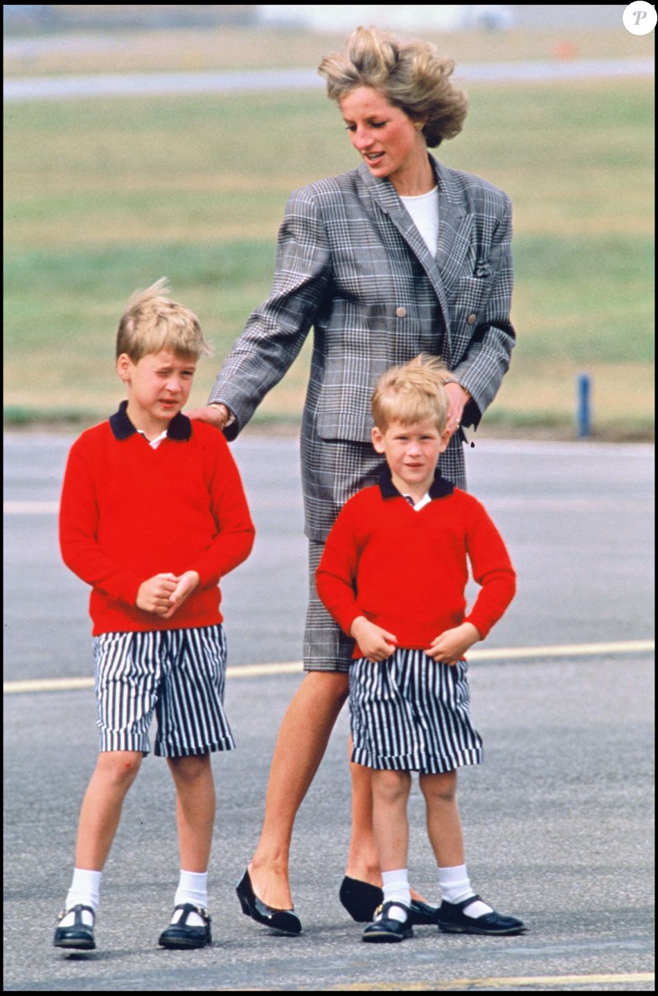 Lady Diana Avec Ses Fils William Et Harry à Laéroport De Daberdeen