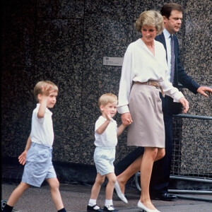 William et Harry avec leur mère Lady Diana rendant visite à Sarah Ferguson à la maternité en 1988