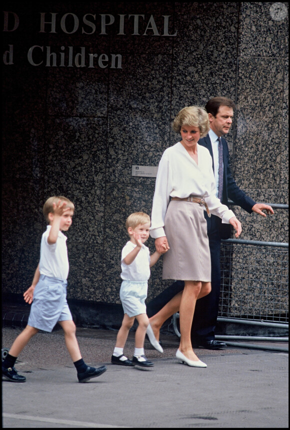 William et Harry avec leur mère Lady Diana rendant visite à Sarah Ferguson à la maternité en 1988