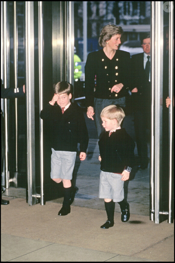 Lady Diana avec ses fils William et Harry lors d'une exposition hippique en 1988