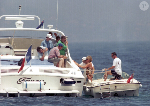 Photo de Dodi Al-Fayed en vacances à Saint-Tropez avec Lady Diana