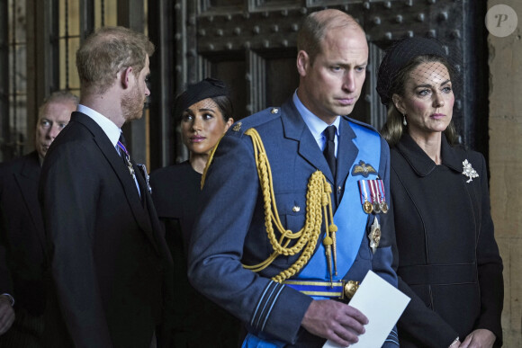 Le prince Harry, Meghan Markle, le prince William et Kate Middleton - Procession cérémonielle du cercueil de la reine Elizabeth II du palais de Buckingham à Westminster Hall à Londres.