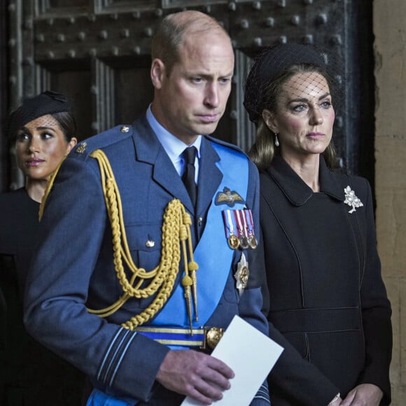 Le prince Harry, Meghan Markle, le prince William et Kate Middleton - Procession cérémonielle du cercueil de la reine Elizabeth II du palais de Buckingham à Westminster Hall à Londres.