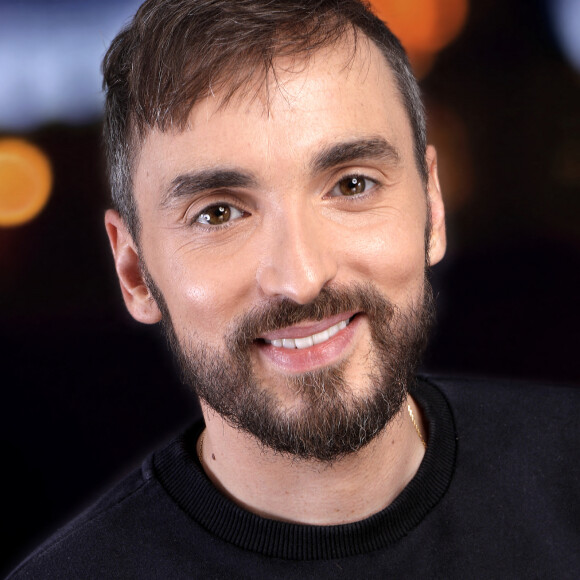 Rendez-vous portrait en studio avec Christophe Willem à Paris. Il porte un sweat 'Etoile Europe' de la marque Etudes, le 15 novembre 2017. © Cédric Perrin / Bestimage