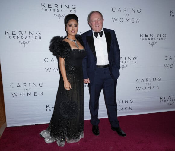 Salma Hayek et François-Henri Pinault - Photocall de la soirée de gala Kering Foundation's Caring For Women Dinner à New York le 15 septembre 2022.