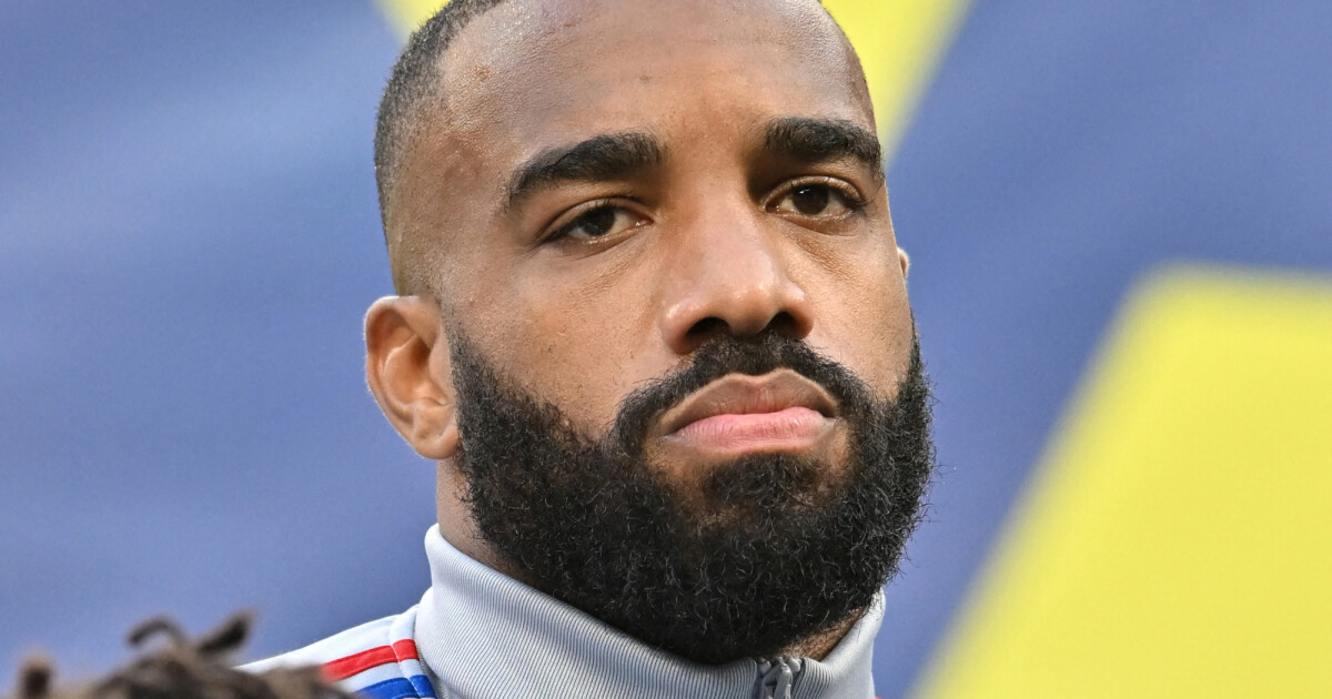 Alexandre Lacazette Moqué pour sa voix depuis des semaines, il souffre en réalité d'une Alexandre Lacazette Moqué pour sa voix depuis des semaines, il souffre en réalité d'une