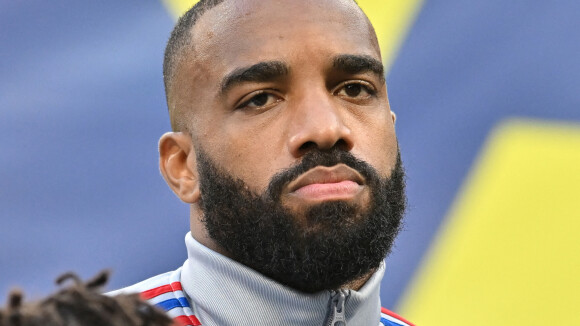 Alexandre Lacazette : Moqué pour sa voix depuis des semaines, il souffre en réalité d'une maladie...