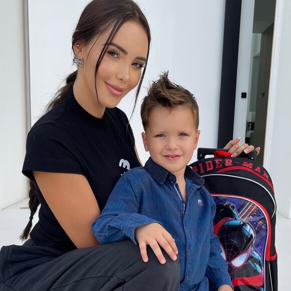 Nabilla Benattia avec son fils Milann le jour de la rentrée