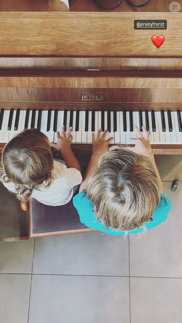 Les deux garçons de Laure Manaudou et Jérémy Frérot au piano