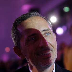 Gad Elmaleh - Le professeur S.Lyonnet, président de l'Institut des maladies génétiques, et le galériste K. Mennour ont organisé la 4ème édition de la soirée "Heroes for Imagine", une grande vente aux enchères d'oeuvres d'art, animée par G.Elmaleh et dirigée par Christie's, à l'institut Imagine, 24 boulevard du Montparnasse dans le 15ème arrondissement de Paris, France, le 12 septembre 2022.  © Dominique Jacovides/Bestimage 