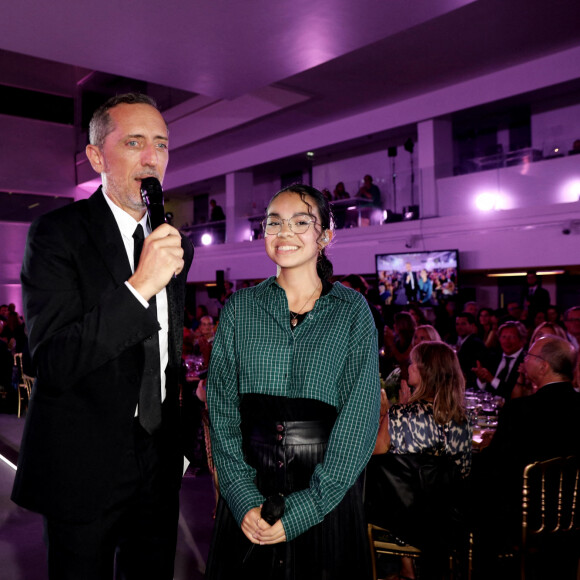 Gad Elmaleh, Sanaa (The Voice Kids 2022, atteinte d'une maladie génétique rare) - Le professeur S.Lyonnet, président de l'Institut des maladies génétiques, et le galériste K. Mennour ont organisé la 4ème édition de la soirée "Heroes for Imagine", une grande vente aux enchères d'oeuvres d'art, animée par G.Elmaleh et dirigée par Christie's, à l'institut Imagine, 24 boulevard du Montparnasse dans le 15ème arrondissement de Paris, France, le 12 septembre 2022. © Dominique Jacovides/Bestimage 