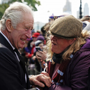 Le roi Charles III d'Angleterre rencontre les membres du public dans la file d'attente pour voir la reine Elizabeth II près de Lambeth Bridge à Londres, Royaume Uni, le 17 septembre 2022.  King Charles III meets members of the public in the queue along the South Bank, near to Lambeth Bridge, London, as they wait to view Queen Elizabeth II lying in state ahead of her funeral on Monday. Picture date: Saturday September 17, 2022. 