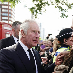 Le roi Charles III d'Angleterre rencontre les membres du public dans la file d'attente pour voir la reine Elizabeth II près de Lambeth Bridge à Londres, Royaume Uni, le 17 septembre 2022.  King Charles III meets members of the public in the queue along the South Bank, near to Lambeth Bridge, London, as they wait to view Queen Elizabeth II lying in state ahead of her funeral on Monday. Picture date: Saturday September 17, 2022. 