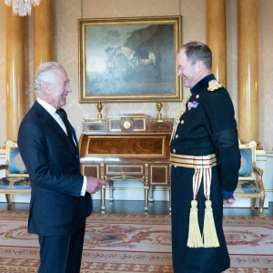 Le roi Charles III d'Angleterre lors d'une réunion avec les chefs d'état-major militaire au palais de Buckingham à Londres, Royaume Uni, le 17 septembre 2022.  King Charles III greets General Sir Patrick Sanders, Chief of the General Staff, during a meeting with military chiefs of staff at Buckingham Palace in London. Picture date: Saturday September 17, 2022. 