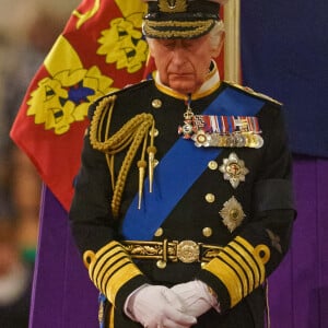 Le roi Charles III organise une veillée au côté du cercueil de la reine Elizabeth II d'Angleterre au Westminster Hall à Londres, Royaume Uni, le 16 septembre 2022.  King Charles III stands vigil beside the coffin of his mother, Queen Elizabeth II, as it lies in state on the catafalque in Westminster Hall, at the Palace of Westminster, London. Picture date: Friday September 16, 2022. 