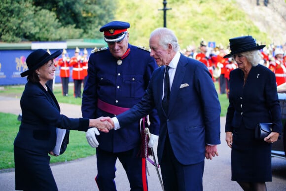 Le roi Charles III d'Angleterre et Camilla Parker Bowles, reine consort d'Angleterre, arrivent au château de Cardiff au Pays de Galles, Royaume Uni, le 16 septembre 2022.  King Charles III and the Queen Consort arriving at Cardiff Castle in Wales. Picture date: Friday September 16, 2022. 