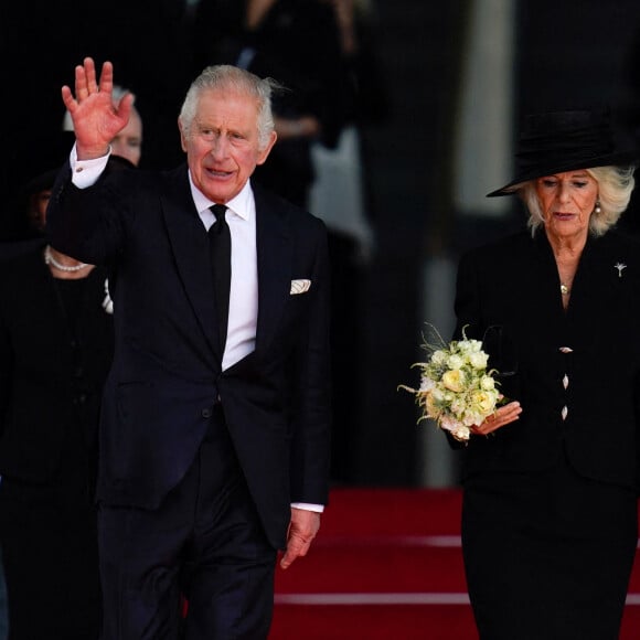 Le roi Charles III d'Angleterre et Camilla Parker Bowles, reine consort d'Angleterre, à la sortie du Parlement gallois après avoir reçu les condoléances officielles des députés à la suite du décès de la reine Elizabeth II, à Cardiff, Pays Galles, Royaume Uni, le 16 septembre 2022.  King Charles III and the Queen Consort leave the Senedd in Cardiff, Wales, after a visit to receive a Motion of Condolence following the death of Queen Elizabeth II. Picture date: Friday September 16, 2022. 