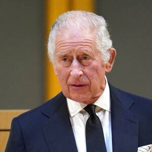 Le roi Charles III d'Angleterre et Camilla Parker Bowles, reine consort d'Angleterre, au Parlement gallois pour recevoir les condoléances officielles des députés à la suite du décès de la reine Elizabeth II, à Cardiff, Pays Galles, Royaume Uni, le 16 septembre 2022.  King Charles III speaking after receiving a Motion of Condolence at the Senedd in Cardiff, following the death of Queen Elizabeth II. Picture date: Friday September 16, 2022. 