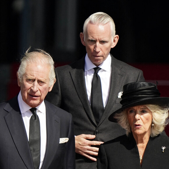 Le roi Charles III d'Angleterre et Camilla Parker Bowles, reine consort d'Angleterre, à la sortie du Parlement gallois après avoir reçu les condoléances officielles des députés à la suite du décès de la reine Elizabeth II, à Cardiff, Pays Galles, Royaume Uni, le 16 septembre 2022.  King Charles III and the Queen Consort leave the Senedd in Cardiff, Wales, after a visit to receive a Motion of Condolence following the death of Queen Elizabeth II. Picture date: Friday September 16, 2022. 