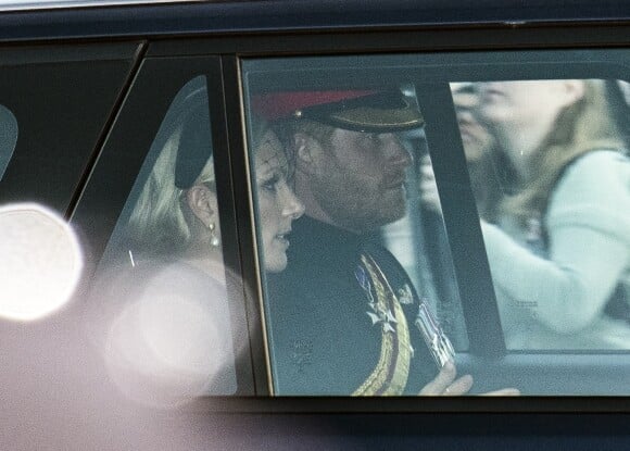 Zara Phillips (Zara Tindall) et le prince Harry, duc de Sussex quittent la veillée des petits-enfants de la reine Elizabeth II au Westminster Hall à Londres, Royaume Uni, le 17 septembre 2022. 