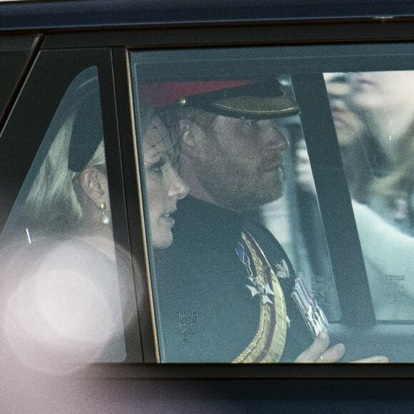 Zara Phillips (Zara Tindall) et le prince Harry, duc de Sussex quittent la veillée des petits-enfants de la reine Elizabeth II au Westminster Hall à Londres, Royaume Uni, le 17 septembre 2022. 