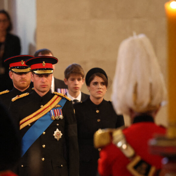 Le prince William, prince de Galles, Peter Phillips, James Mountbatten-Windsor, la princesse Eugenie d'York, le prince Harry, duc de Sussex, la princesse Beatrice d'York, Louise Mountbatten-Windsor (Lady Louise Windsor) et Zara Phillips (Zara Tindall) - Veillée des petits-enfants de la reine Elizabeth II au Westminster Hall à Londres, Royaume Uni, le 17 septembre 2022. 