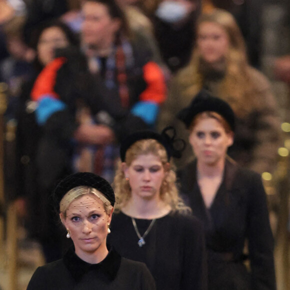Zara Phillips (Zara Tindall), Louise Mountbatten-Windsor (Lady Louise Windsor) et la princesse Beatrice d'York - Veillée des petits-enfants de la reine Elizabeth II au Westminster Hall à Londres, Royaume Uni, le 17 septembre 2022. 