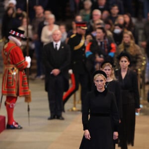 Zara Phillips (Zara Tindall), Louise Mountbatten-Windsor (Lady Louise Windsor) et la princesse Beatrice d'York - Veillée des petits-enfants de la reine Elizabeth II au Westminster Hall à Londres, Royaume Uni, le 17 septembre 2022. 