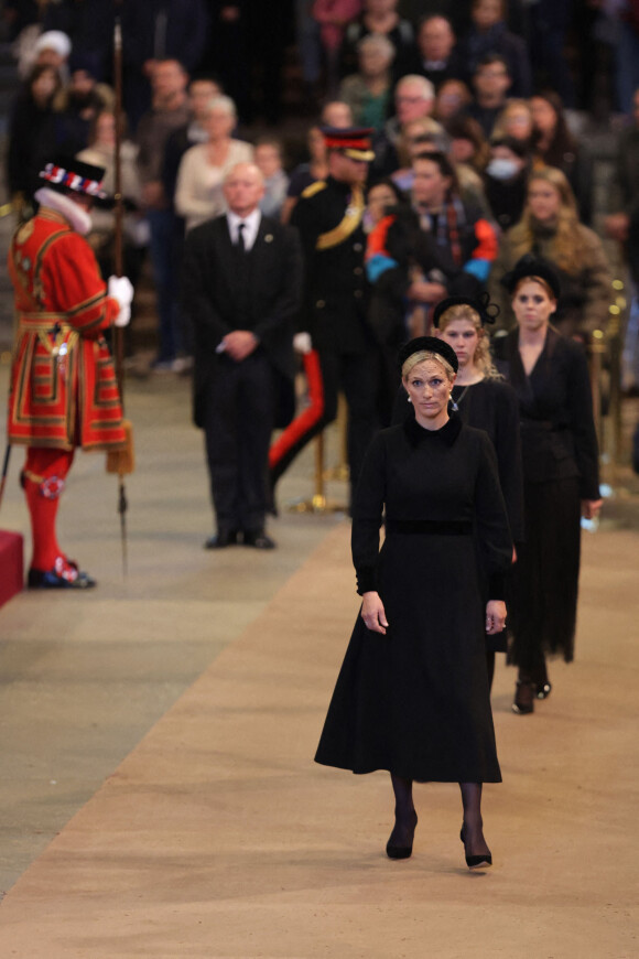 Zara Phillips (Zara Tindall), Louise Mountbatten-Windsor (Lady Louise Windsor) et la princesse Beatrice d'York - Veillée des petits-enfants de la reine Elizabeth II au Westminster Hall à Londres, Royaume Uni, le 17 septembre 2022. 