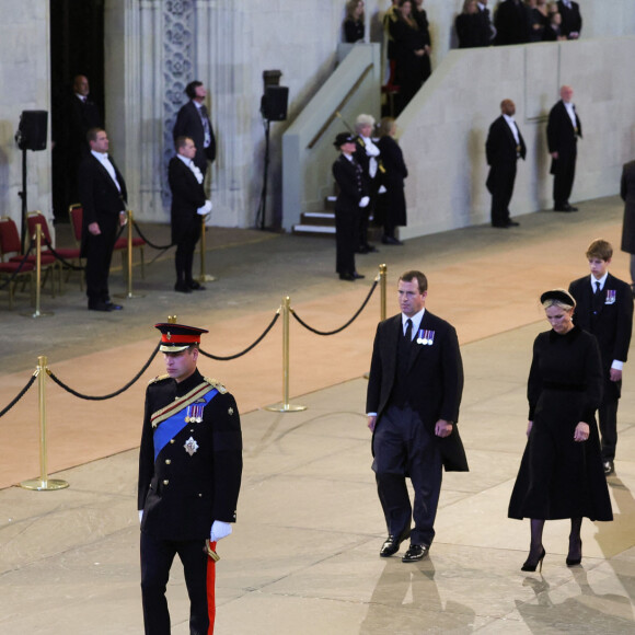 Le prince William, prince de Galles, Peter Phillips, James Mountbatten-Windsor, la princesse Eugenie d'York, le prince Harry, duc de Sussex, la princesse Beatrice d'York, Louise Mountbatten-Windsor (Lady Louise Windsor) et Zara Phillips (Zara Tindall) - Veillée des petits-enfants de la reine Elizabeth II au Westminster Hall à Londres, Royaume Uni, le 17 septembre 2022. 