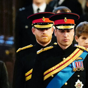 Le prince William, prince de Galles, Peter Phillips, James Mountbatten-Windsor, la princesse Eugenie d'York, le prince Harry, duc de Sussex, la princesse Beatrice d'York, Louise Mountbatten-Windsor (Lady Louise Windsor) et Zara Phillips (Zara Tindall) - Veillée des petits-enfants de la reine Elizabeth II au Westminster Hall à Londres, Royaume Uni, le 17 septembre 2022. 