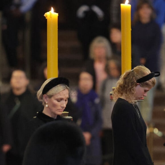 Zara Phillips (Zara Tindall), Louise Mountbatten-Windsor (Lady Louise Windsor) et la princesse Beatrice d'York - Veillée des petits-enfants de la reine Elizabeth II au Westminster Hall à Londres, Royaume Uni, le 17 septembre 2022. 