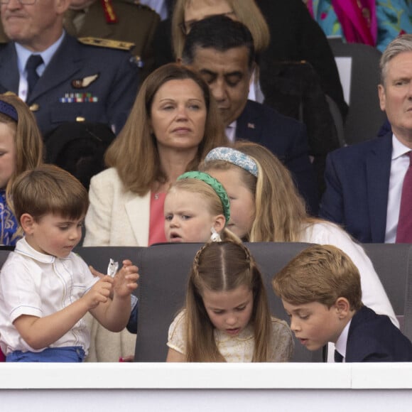 Catherine (Kate) Middleton, duchesse de Cambridge, Le prince Louis de Cambridge, La princesse Charlotte de Cambridge, Le prince George de Cambridge, Mike Tindall, Mia Grace Tindall, Lena Elizabeth Tindall, Savannah Phillips - Jubilé de platine de la reine Elisabeth II d'Angleterre à Bukingham Palace à Londres, le 5 juin 2022. 