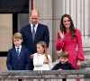 Le prince William, duc de Cambridge, Catherine Kate Middleton, duchesse de Cambridge et leurs enfants le prince George, la princesse Charlotte et le prince Louis - La famille royale regarde la grande parade qui clôture les festivités du jubilé de platine de la reine à Londres le 5 juin 2022. 