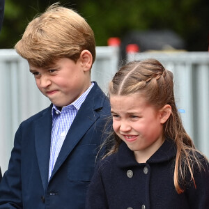 Le prince George de Cambridge et la princesse Charlotte de Cambridge en visite au château de Cardiff, Royaume Uni, le 4 juin 2022, à l'occasion du jubilé de platine de la reine d'Angleterre. 