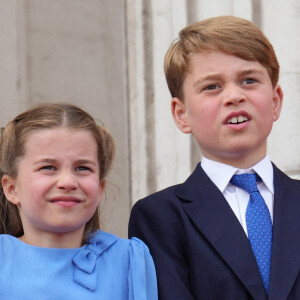 La princesse Charlotte de Cambridge, le prince George - Les membres de la famille royale regardent le défilé Trooping the Colour depuis un balcon du palais de Buckingham à Londres lors des célébrations du jubilé de platine de la reine le 2 juin 2022. 
