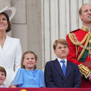 Catherine Kate Middleton, duchesse de Cambridge, le prince William, duc de Cambridge et leurs enfants, le prince Louis, le prince George et la princesse Charlotte - Les membres de la famille royale regardent le défilé Trooping the Colour depuis un balcon du palais de Buckingham à Londres lors des célébrations du jubilé de platine de la reine le 2 juin 2022. 