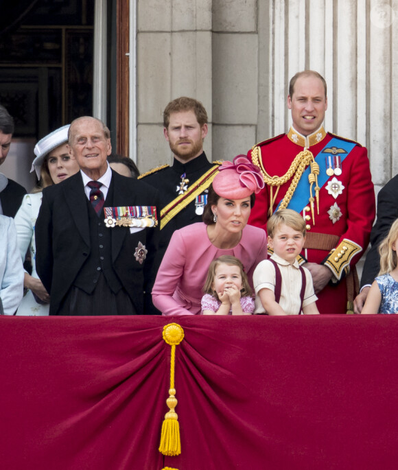 la princesse Eugenie d'York, le prince Philip, duc d'Edimbourg, le prince Harry, Catherine Kate Middleton , duchesse de Cambridge, la princesse Charlotte, le prince George et le prince William, duc de Cambridge - La famille royale d'Angleterre assiste à la parade "Trooping the colour" à Londres le 17 juin 2017. 