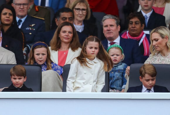 Le prince Louis de Cambridge, la princesse Charlotte et le prince George - La famille royale au balcon du palais de Buckingham lors de la parade de clôture de festivités du jubilé de la reine à Londres le 5 juin 2022.
