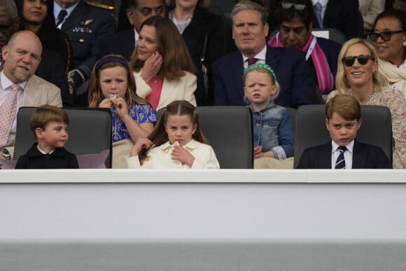 Le prince George, La princesse Charlotte, et Le prince Louis Mike Tindall, Mia Tindall, Lena Tindall, et Zara Tindall - La famille royale d'Angleterre lors de la parade devant le palais de Buckingham, à l'occasion du jubilé de la reine d'Angleterre. Le 5 juin 2022