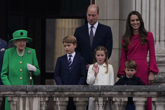 La reine Elisabeth II, le prince William, Kate Catherine Middleton, et leurs enfants le prince George, la princesse Charlotte et le prince Louis au balcon du palais de Buckingham, à l'occasion du jubilé de la reine d'Angleterre : les deux aînés du prince et de la princesse assisteront aux funérailles de leur arrière-grand-mère, un moment intense pour ces enfants.