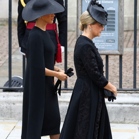 Meghan Markle, duchesse de Sussex et la comtesse Sophie de Wessex - Arrivées au service funéraire à l'Abbaye de Westminster pour les funérailles d'Etat de la reine Elizabeth II d'Angleterre le 19 septembre 2022. © Alkis Konstantinidis / PA via Bestimage