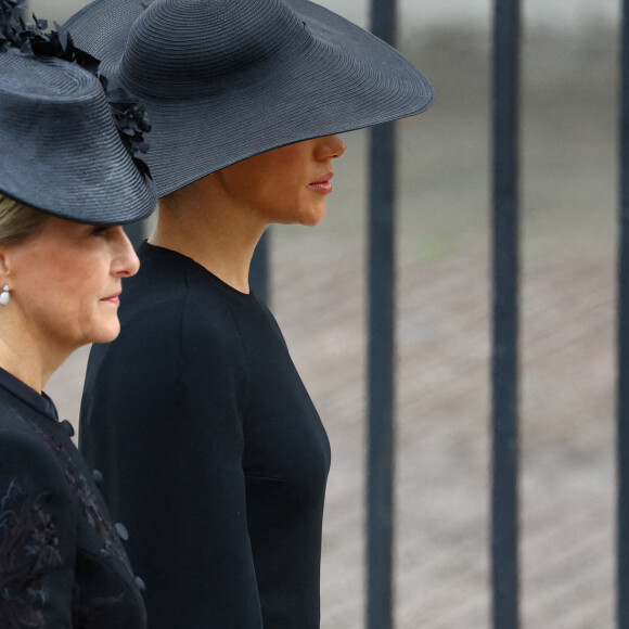 Meghan Markle, duchesse de Sussex et la comtesse Sophie de Wessex - Arrivées au service funéraire à l'Abbaye de Westminster pour les funérailles d'Etat de la reine Elizabeth II d'Angleterre le 19 septembre 2022. © Alkis Konstantinidis / PA via Bestimage