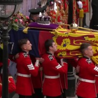 Funérailles d'Elizabeth II : des objets à la symbolique forte positionnés sur le cercueil, un mot entre les fleurs