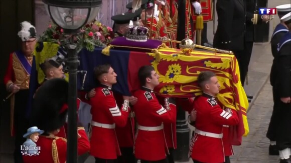 Le cercueil d'Elizabeth II arrive en l'abbaye de Westminster.