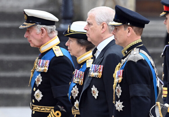 Le roi Charles III d'Angleterre, la princesse Anne, le prince Andrew, duc d'York, le prince Edward - Procession du cercueil de la reine Elizabeth II d'Angleterre. Londres, le 19 septembre 2022.